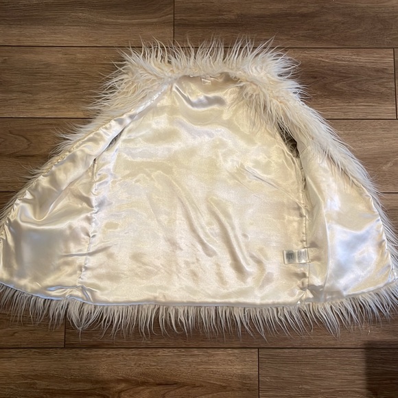 H&M size 10 Faux Fur Vest, Cream in Color - Picture 4 of 6